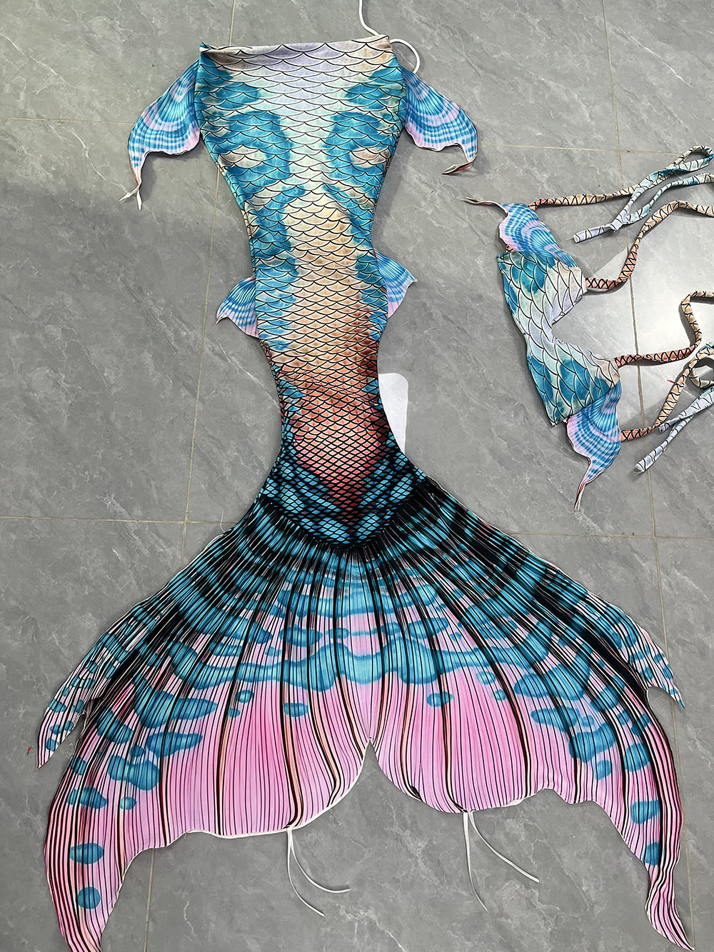 Colorful Dreamy Mermaid Tail A - Aquarium & Marine Museum Kota Kinabalu recensione e prezzo
